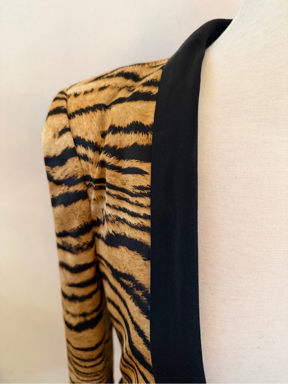 Zara Tiger Animal Print Tuxedo Blazer. Lightweight fun, summer, formal. Size XS - Picture 5 of 9